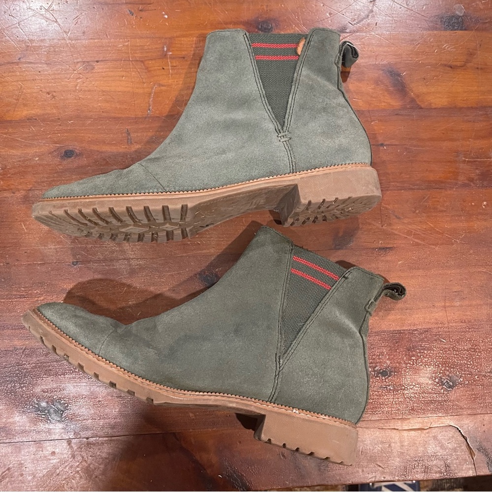 TOMS Olive Green Suede CLEO Pull On Chelsea Ankle Booties/Boots Sz 9.5 - Picture 2 of 14